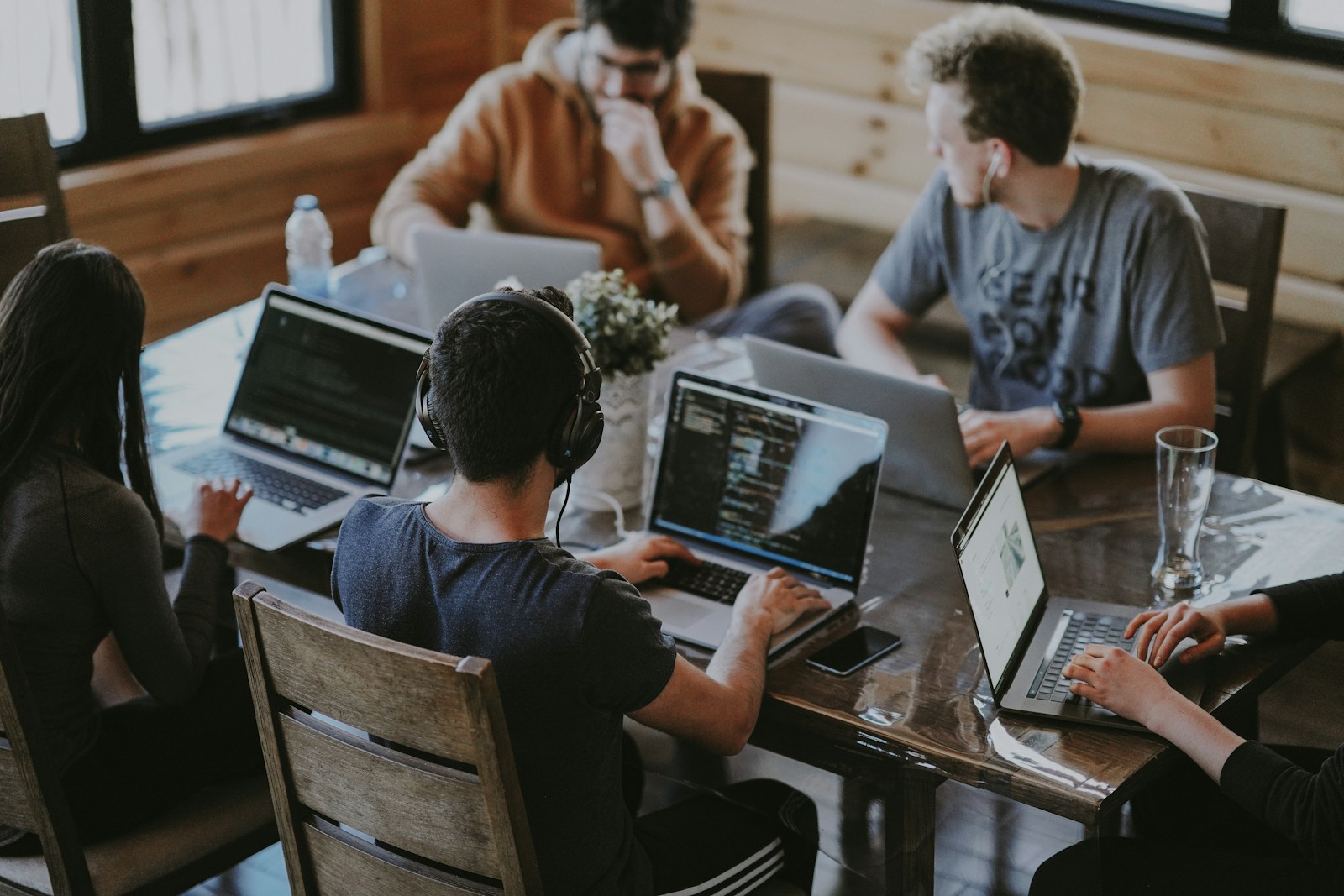 Equipe de tecnologia em colaboração