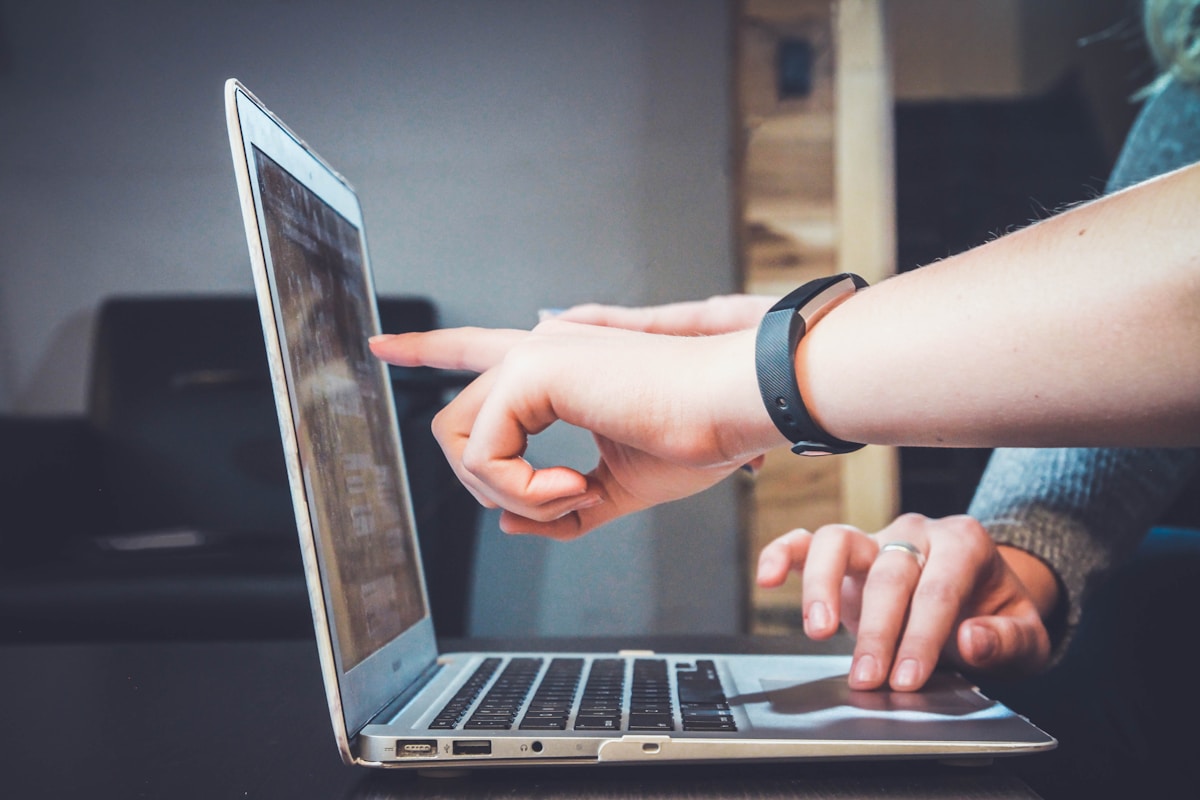 Profissional trabalhando em desenvolvimento de software